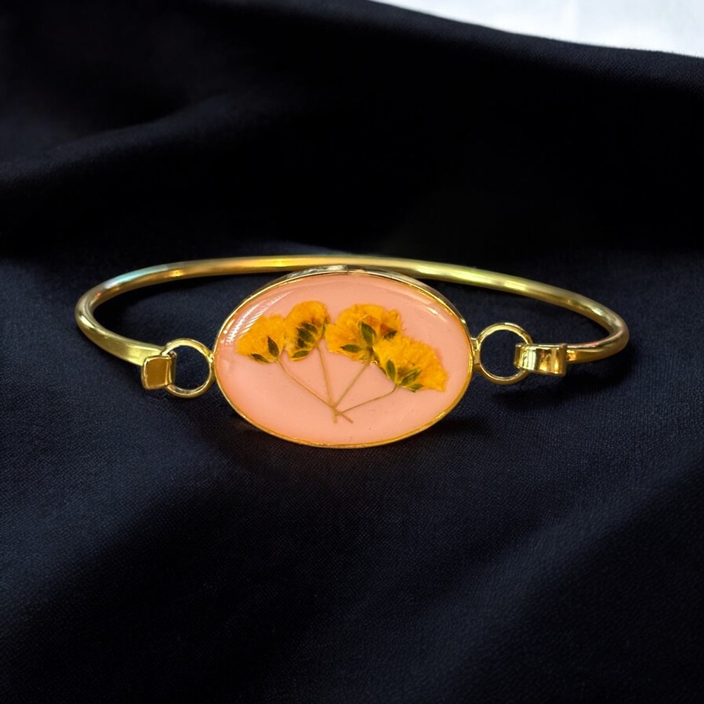 Gold Tone Dried Flowers Resin Hook Bangle Bracelet
